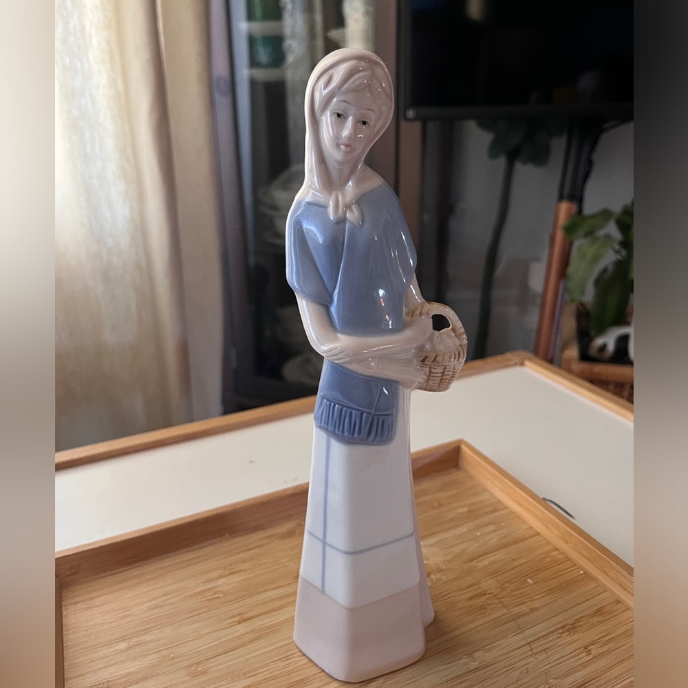 Vantage porcelain figure